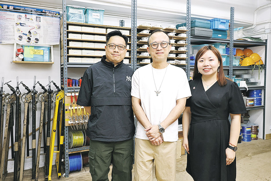 Kane(中)透過ERB課程成功轉投機電業。他感謝葉Sir(左)及班主任Lena(右)的全力支持,助他增強轉行的信心。
