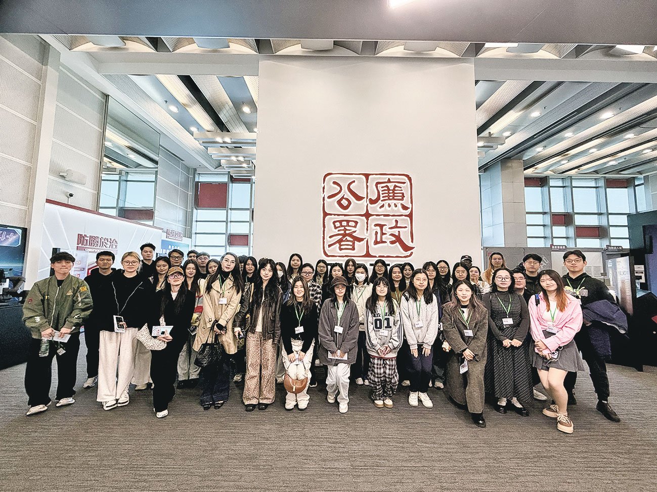 圖為課程學生到廉政公署參觀,親身了解反貪執法和各部門的工作。