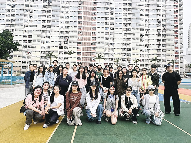 圖為課程學生到彩虹邨考察,以了解香港房屋政策。