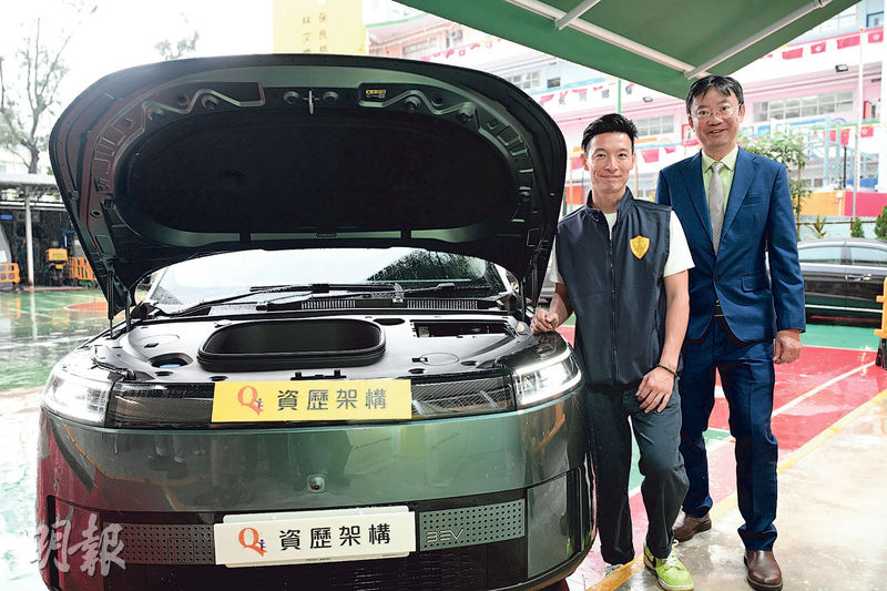 資歷架構「學習體驗獎勵計劃」汽車業去年得獎者鍾菩恩（左）經計劃獲資助赴日本考察，一睹新能源車的新技術。資歷架構秘書處總經理黎英偉（右）盼市民「讀萬卷書，兼行萬里路」。（鍾林枝攝）