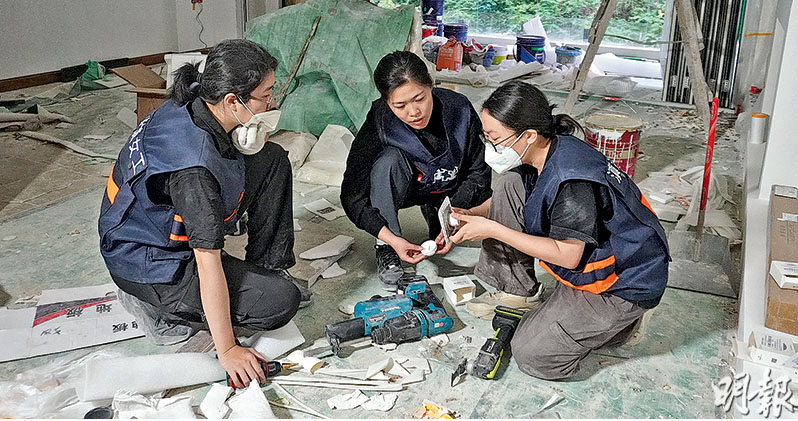 「滇滇女工」團隊由小錘(中)成立,在廣州至今共有10多名成員。這天,他們在佛山一施工現場討論如何按照屋主的需求,安裝一款隱形式開關。(沈燕媚攝)