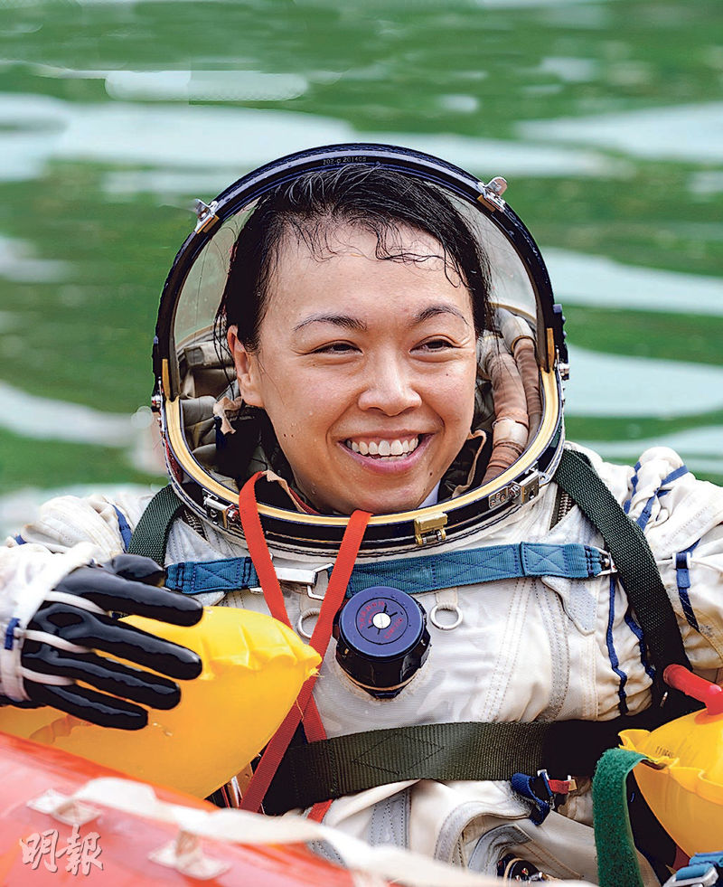 黎家盈是香港首名參與國家載人航天任務的載荷專家，她入選第四批預備航天員後，去年身穿航天服做水上出艙訓練。（中國載人航天工程圖片）