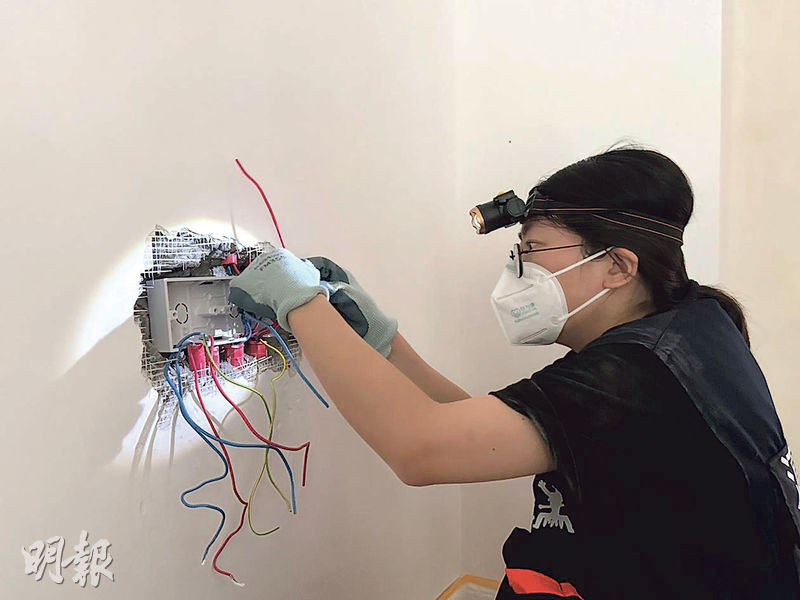 女工錐子去年從一間外資企業辭職後自考電工牌。她稱做這行雖然人工低了不少,但靠雙手修好水電,能收穫即時的滿足感。(沈燕媚攝)