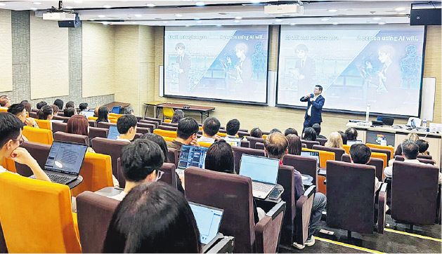 李勁華（站立者）的AI課堂，主要教授學員如何將概念通過AI實行，他認為只要懂得運用AI，便不會被AI取代。（受訪者提供）