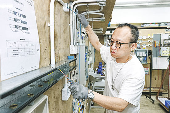 Kane透過反覆練習,掌握專業穿線技巧。