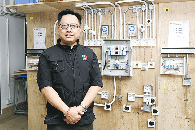 ERB「電氣佈線工(中級工藝測試)基礎證書」及「物業維修基礎證書」課程導師葉崇剛(葉Sir)