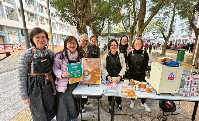 計劃學員走入社區，向服務對象贈送咖啡，以手藝送上溫暖。（受訪者提供）