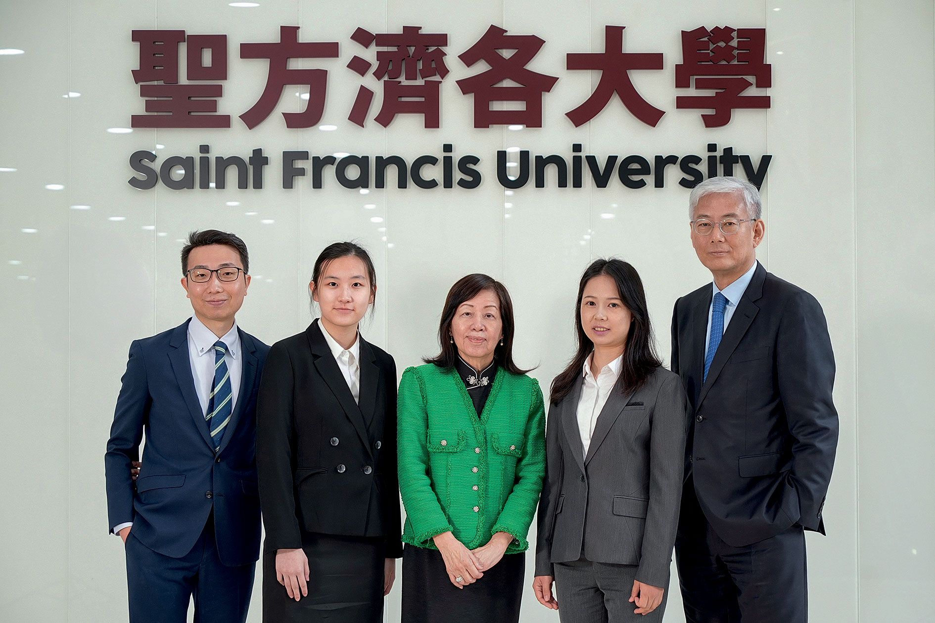 聖方濟各大學廖湯慧靄商業及款待管理學院院長袁麗薇教授(中)、李政憲教授(右一)、黎天恒博士(左一),以及學生葉錦潔(右二)和盧芷晴(左二)。