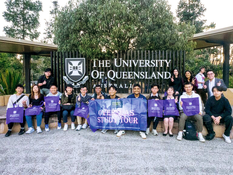 老師帶領學生前往澳洲昆士蘭大學，交流前沿工程項目與機器人技術，提升學生的國際視野。