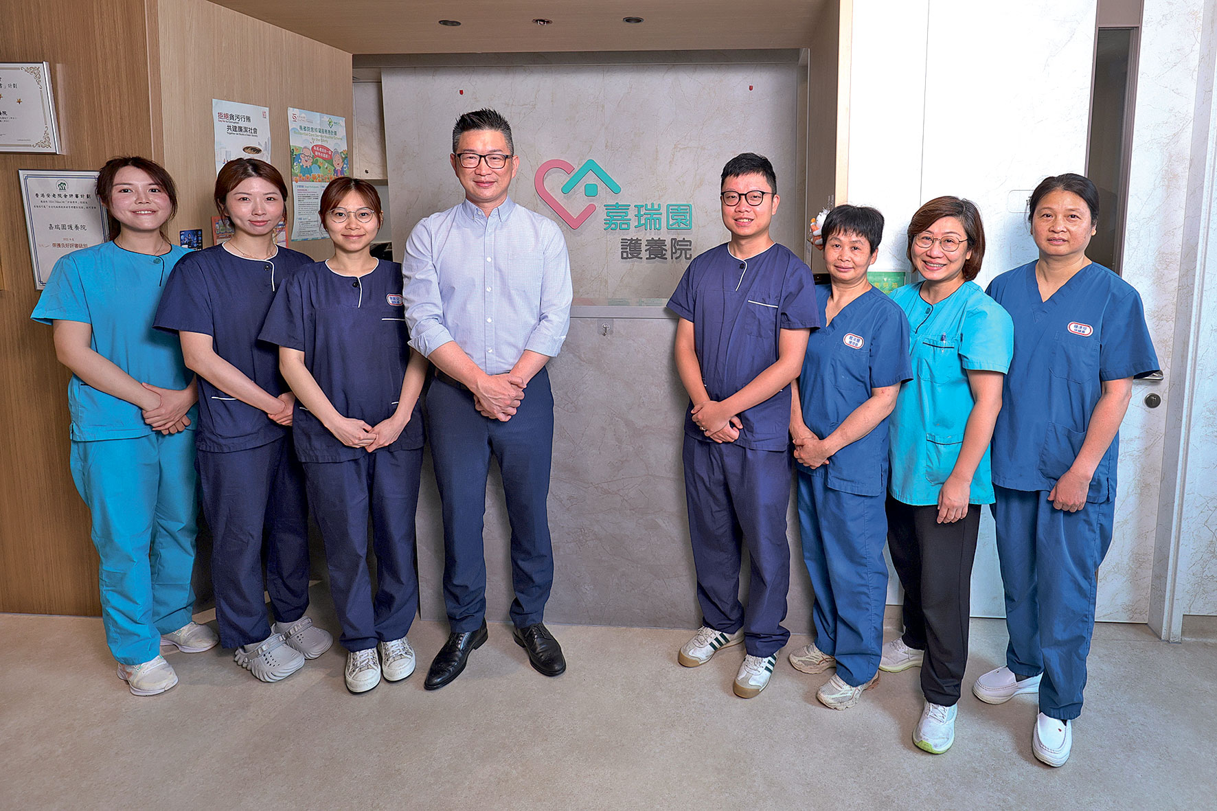 嘉濤(香港)控股有限公司正增聘人手,涉及多個前線及後勤職位,適合對安老服務感興趣、喜歡與長者溝通的「有心人」加盟。圖為嘉濤行政總裁魏仕成(左四)及「嘉瑞園護養院」工作團隊。