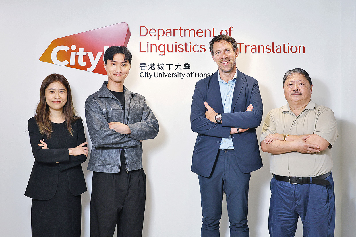 城大翻譯及語言學系講座教授兼系主任Professor Niels O. Schiller(中)、校友嚴崇天(左二)、藺蓀副教授(右一),以及李吉星助理教授(左一)合照。