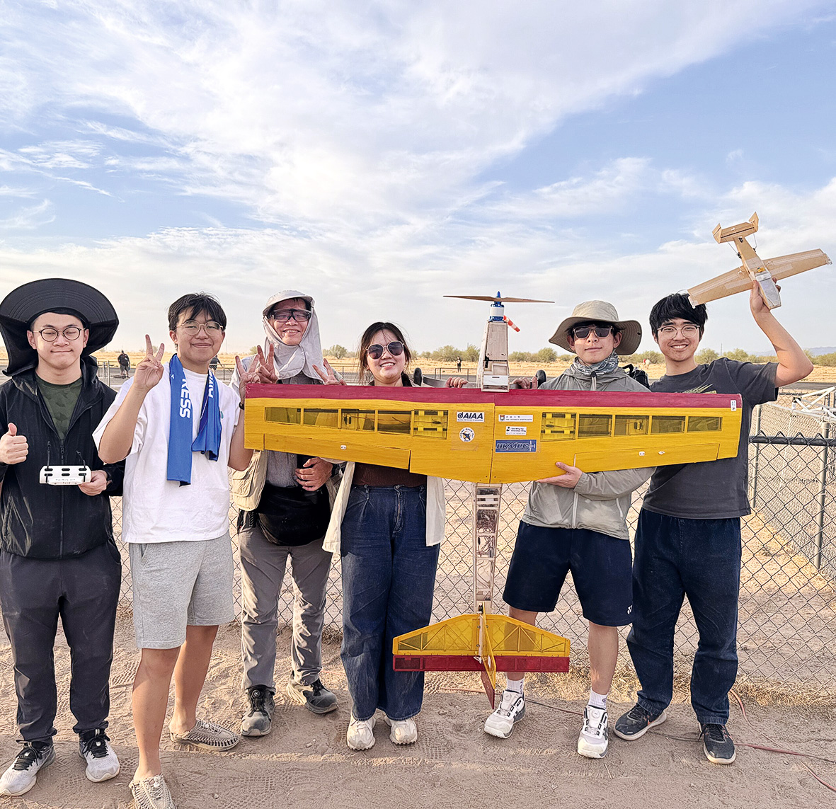 「航空工程」專修學生參加美國 AIAA國際航空比賽。從飛機的設計、製作到試飛測試，學生將力學與飛行器設計等理論轉化為實戰經驗。
