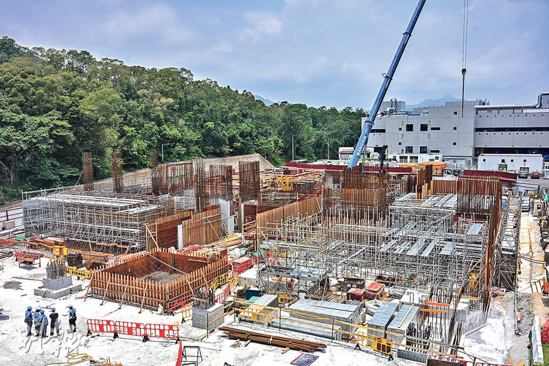 科大正在清水灣校園內興建醫學教研綜合大樓,昨日所見工程繼續進行。(盧曼盈攝)