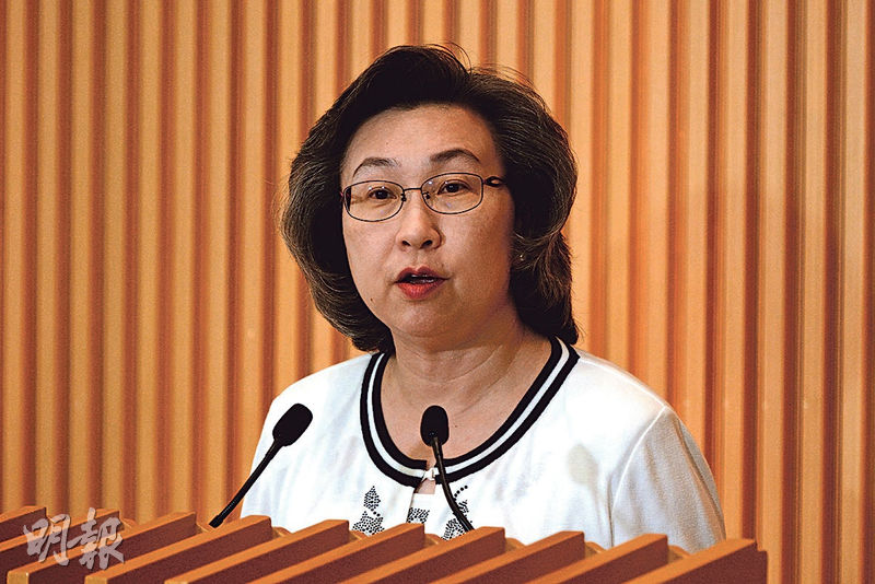 公務員事務局長楊何蓓茵昨午見記者表示,特首會同行政會議建議各級公務員2026/27年度劃一加薪2%,生效日期追溯至今年4月1日。(曾憲宗攝)