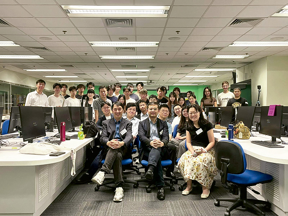 學系與業界保持緊密聯繫，提供不同機會如「工程及科技學會香港分會—理大師友計劃」，讓學生建立專業人脈。