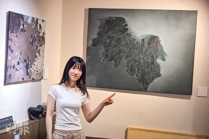 中大藝術系畢業的Elizabeth在店內擺放自己和其他同學的作品。她說最初希望定期更換咖啡廳內的展品,惟開業後感到難以應付,只好放棄。(盧曼盈攝)