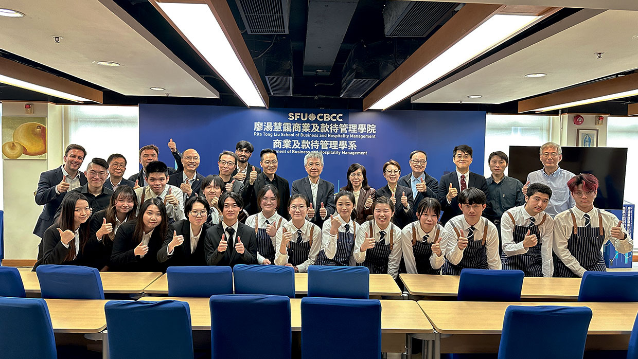 方大校長張仁良教授(最後一排右七)以顧客身分參與BBA-AHTM學生的午餐實習,親身評核學生表現,並與師生愉快交流。