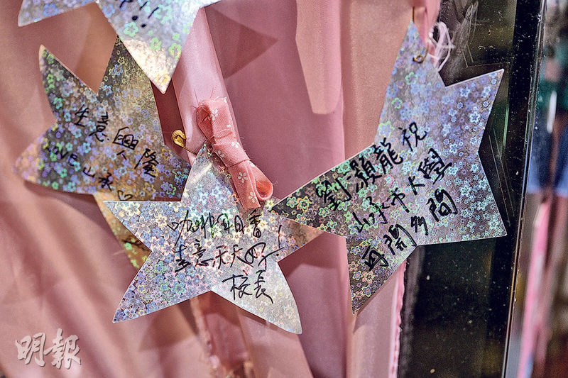 山承咖啡廳前年9月13日正式開張,當日時任校長段崇智亦出席開幕儀式,在卡紙上留下對咖啡店的寄語:「咖啡日日香 生意天天好!」(盧曼盈攝)