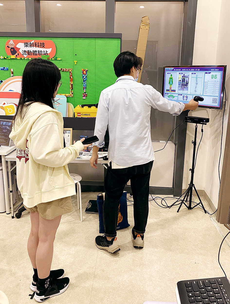 課程讓學生親身體驗樂齡科技互動裝置，探討數碼時代下的科技應用。