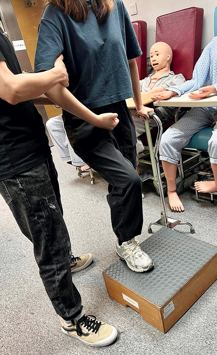 課程設有多元實務訓練,學員在導師指導下學習助行器運用及步行訓練技巧,提升協助病人復康的能力。