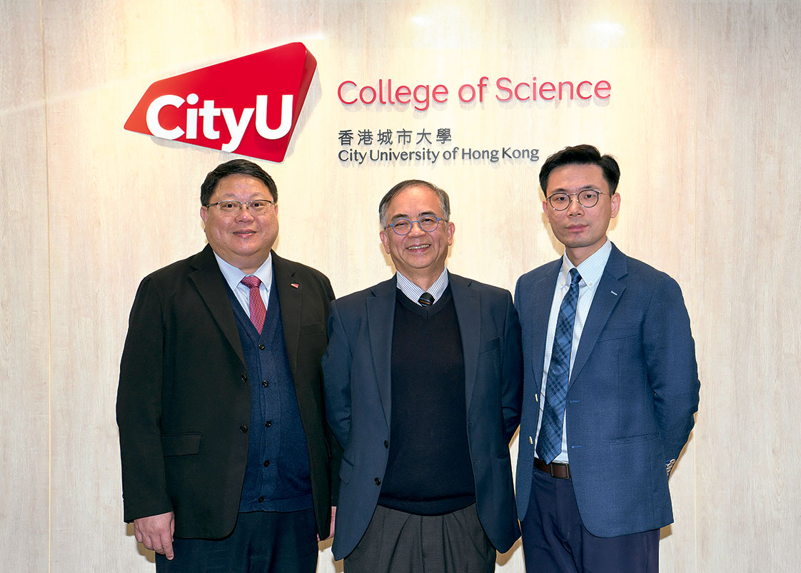 城大理學院副院長（本科生教育）何永昌教授（中）、城大理學院副院長（拓展及國際事務）梁美儀教授（左一）及城大物理學系助理教授黃崇清（右一）。