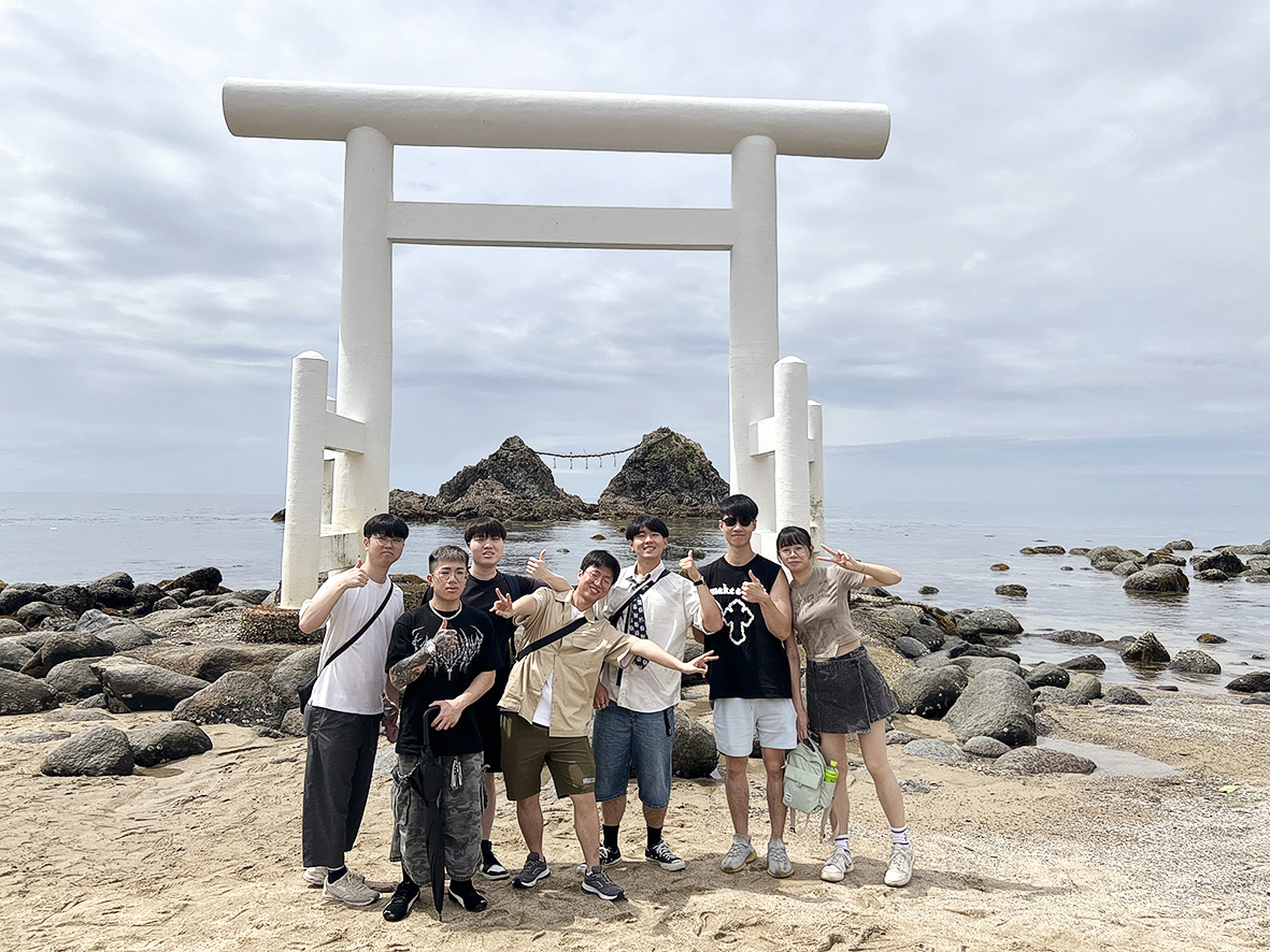 透過海外交流與沉浸式學習體驗,培養學生的跨文化思維與全球競爭力。圖為學生於日本福岡的交流之旅。