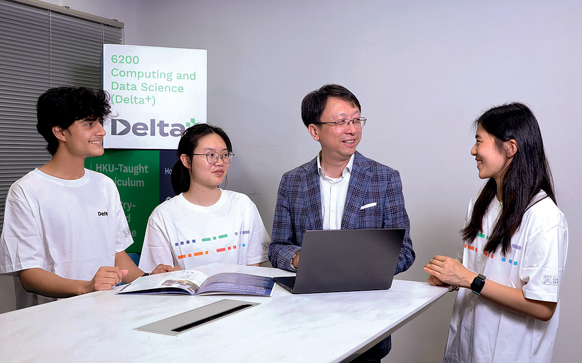 馬院長(右二)與學生互動討論。