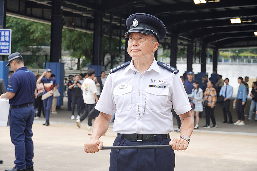 王得財(Paul Sir)總督察為剛榮休的警察學院體能訓練及急救組總督察,服務警隊45年,歷任軍裝巡邏、刑事調查及訓練等崗位工作,更曾於警察學院任職長達7年,主要負責體能與思維、領導才能等訓練。榮休前,他傾注豐富經驗,親自參與「DAE學警預備訓練」的課程設計,並擔任警察學院學警預備訓練總教官。