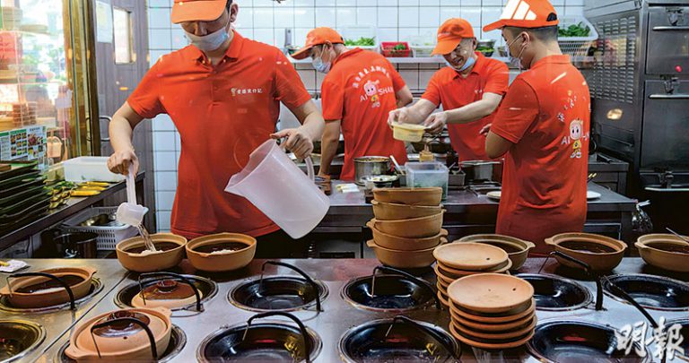 輸勞違規懲罰加辣 擬推兩級審批制度 飲食業出品部及樓面適用 勞工界倡「動態調整」人手比例要求 輸勞違規懲罰加辣 擬推兩級審批制度 飲食業出品部及樓面適用 勞工界倡「動態調整」人手比例要求