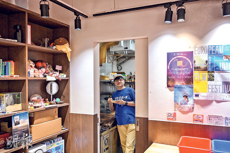 Timmy回憶在咖啡店工作時常站在廚房裏用膳,空間較窄,但又不想讓客人看見自己吃飯。主修計算機科學的他說,營運咖啡店兩年讓他明白在主修也外,有其他就業出路,又說現在光顧餐廳時,多了一份同理心,因明白開餐廳不易。(盧曼盈攝)