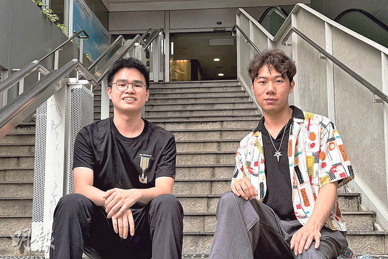 香港大學附屬學院學生張卓男(右)與謝子敬(左)均以GPA幾乎「爆四」成績,分別獲理大及港大取錄。他們以自身經歷,盼應屆DSE考生明白非「一試定生死」。DSE考獲8分的張說:「起點在哪裏不重要,最重要是你怎樣走到終點。」(范灝民攝)