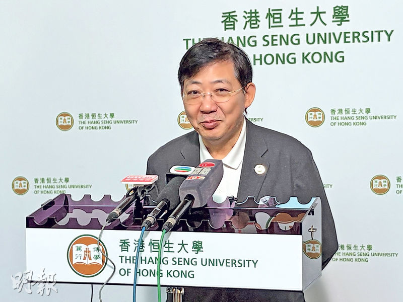 下月便卸任的恒大校長何順文昨晤傳媒,提起多間資助大學近來加碼獎學金,吸納高分考生,他稱以獎學金「鬥學生」並不健康,指院校應先思考辦學目的及價值。(梁曉嵐攝)