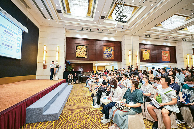 人潮迫爆「JUMP招聘及進修博覽」每一個角落！求職及轉職者、畢業生、計劃進修人士把握求職面試機會，爭取獲聘或入讀心儀課程，以及蒐集就業及升學進修資訊。多場專題講座亦座無虛席，場內求職、升學進修氣氛熾熱。