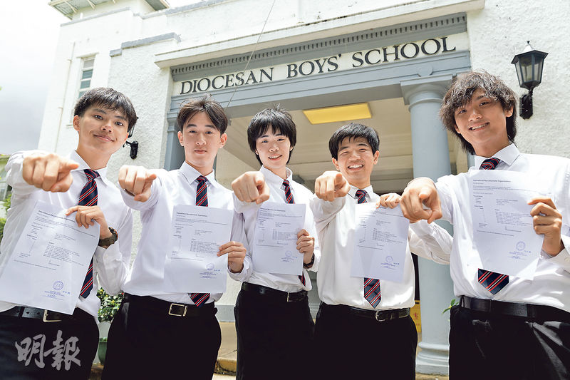 IBDP昨日放榜，拔萃男書院今屆誕生5名狀元，包括陳銘得（左起）、李學澄、王令瑜、周沛及梁康承，其中只有王令瑜會留港升學，其餘人考慮到科研實力、學制差異等因素，將往英美升學。（林祉溢攝）