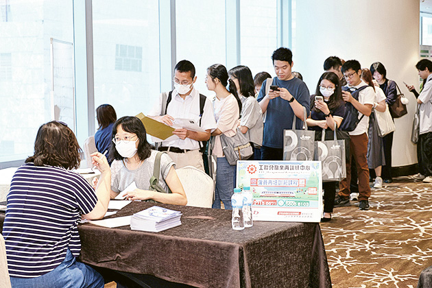 工聯會職業再訓練中心專家耐心為參加者提供修改CV的專業指導及就業諮詢服務。