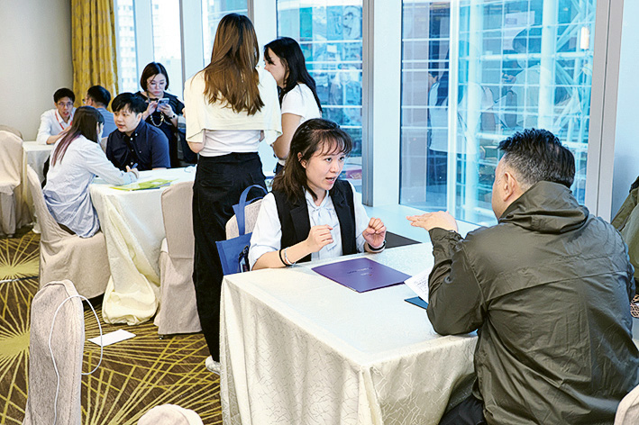 人潮迫爆「JUMP招聘及進修博覽」每一個角落！求職及轉職者、畢業生、計劃進修人士把握求職面試機會，爭取獲聘或入讀心儀課程，以及蒐集就業及升學進修資訊。多場專題講座亦座無虛席，場內求職、升學進修氣氛熾熱。