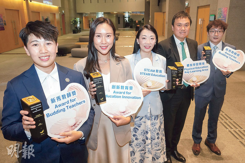 行政長官卓越教學獎頒獎典禮，其中5名獲獎教師接受傳媒訪問及合照。圖為圓玄學院妙法寺內明陳呂重德紀念中學蔡藝琳教師（左起）獲新秀教師獎、黃埔宣道小學區碧欣教師獲創新教育獎、保良局余李慕芬紀念學校周寶瑩教師獲STEAM教育卓越教學獎、佛教志蓮中學殷小賡教師獲體育學習領域卓越教學獎、英皇書院同學會小學黃浩賢教師獲新秀教師獎。（廖凱霖攝）