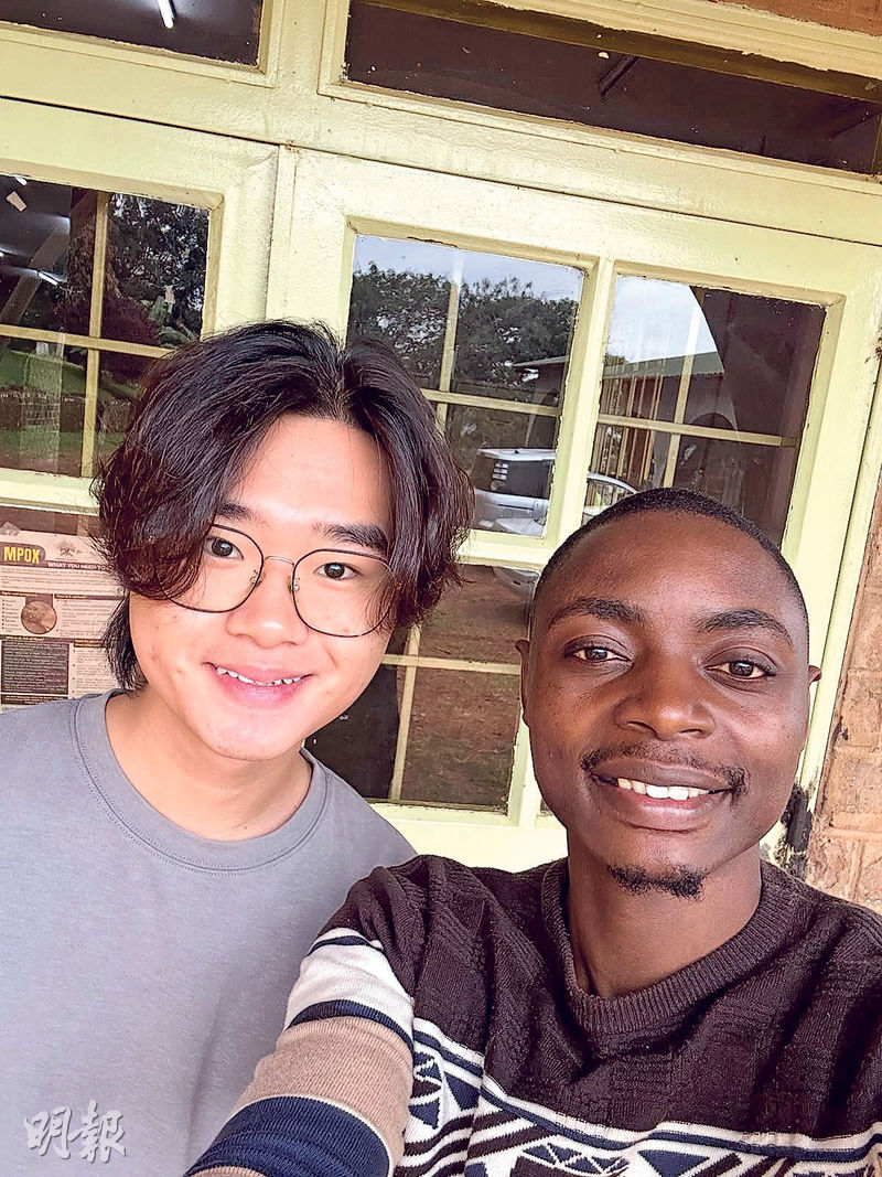 港大三年級醫科生徐柏稀(左)今學年赴烏干達診所做人道救援工作,稱當地醫生(右)堅定和純粹的信念令他尋回初心,更理解入學宣誓之責任:「用一生守護這份職責。」(港大提供)