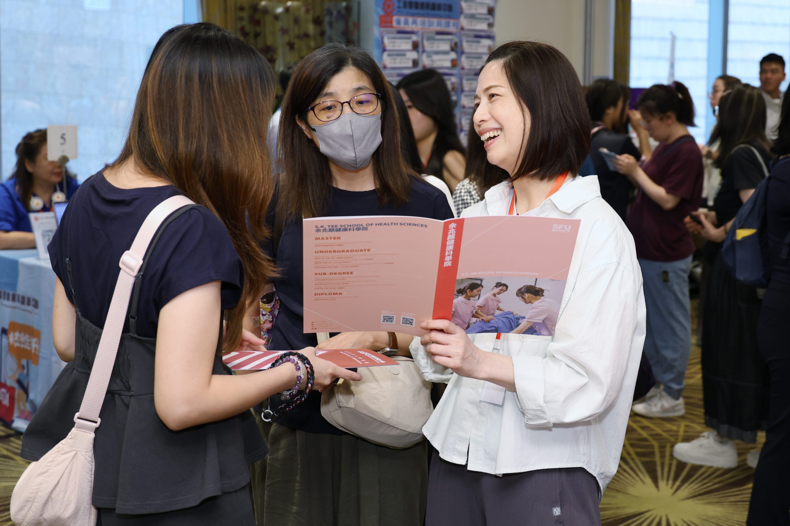 參加者抓緊機會向30多間參展機構查詢職位／課程資訊、見工面試，又或報讀課程。