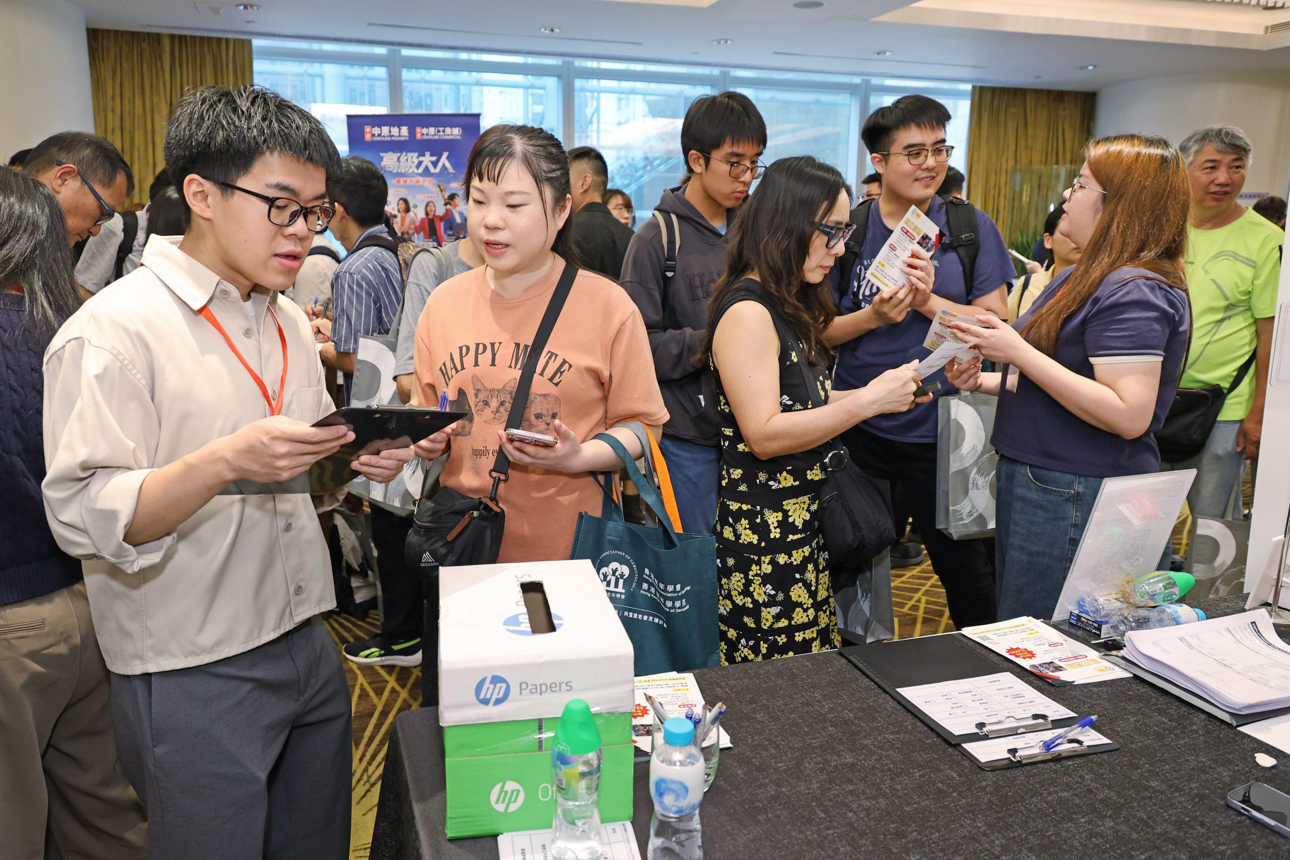 參加者抓緊機會向30多間參展機構查詢職位／課程資訊、見工面試，又或報讀課程。