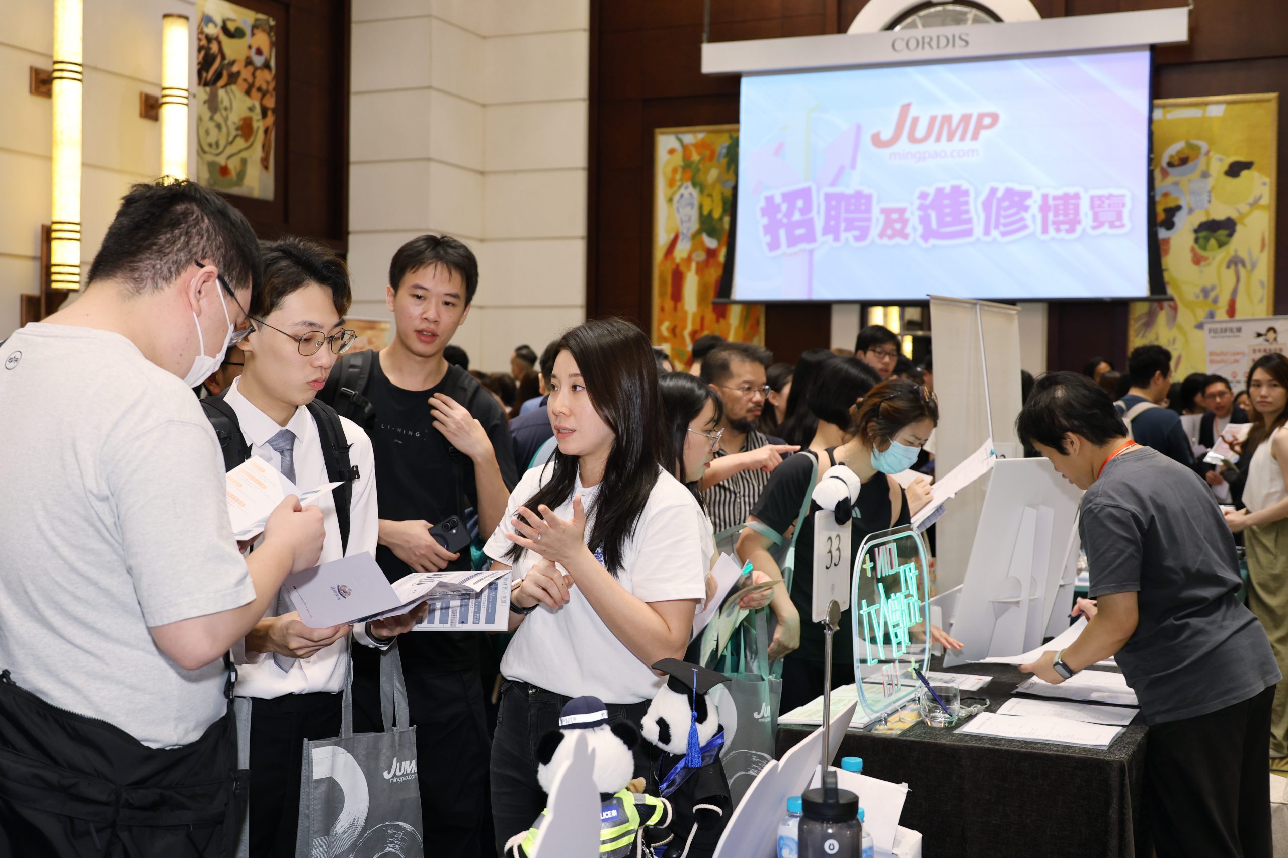 參加者抓緊機會向30多間參展機構查詢職位／課程資訊、見工面試，又或報讀課程。
