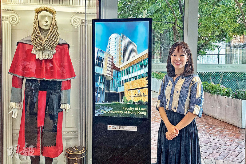 江紫晴（圖）在港大「社會科學學士（政治學與法學）及法學士」課程畢業後，投身慈善基金會當項目經理，盼支援不同學校及師生。（曾諾晞攝）