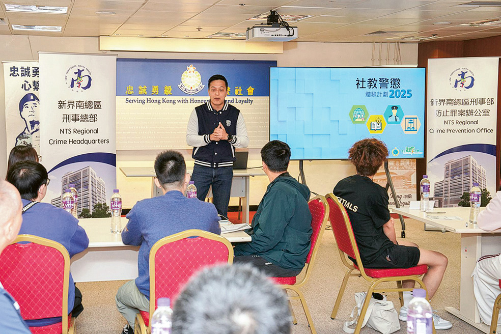 港專DAE紀律部隊課程學生在「社教警懲」活動中，到訪警署及監獄，模擬拘捕、扣留及法庭程序，親身體驗刑事司法流程。