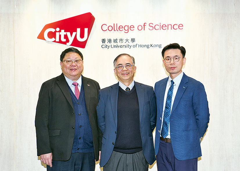 城大理學院副院長（本科生教育）何永昌教授（中）、城大理學院副院長（拓展及國際事務）梁美儀教授（左一）及城大物理學系助理教授黃崇清（右一）。