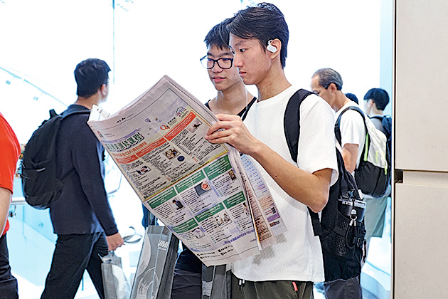 博覽特設職位空缺及行業行情展板，亦有派發JUMP報紙，讓參加者「搵工．增值」掌握行情。