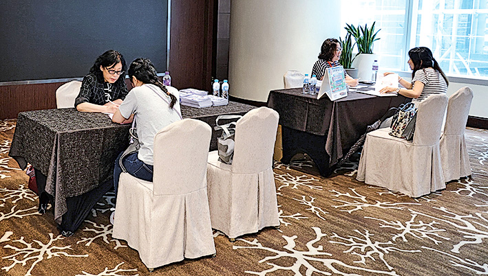 工聯會職業再訓練中心專家耐心為參加者提供修改CV的專業指導及就業諮詢服務。