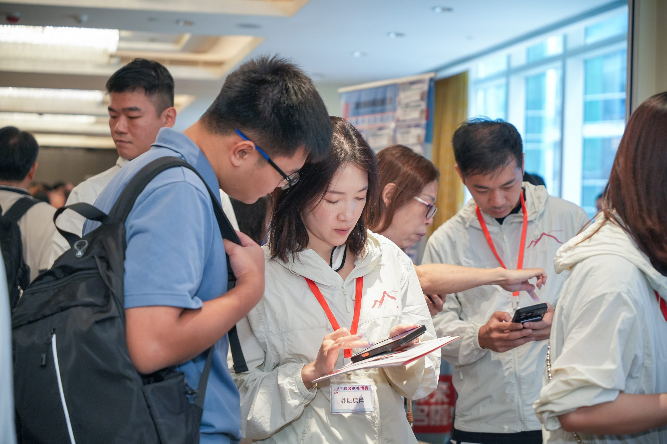 參加者抓緊機會向30多間參展機構查詢職位／課程資訊、見工面試，又或報讀課程。