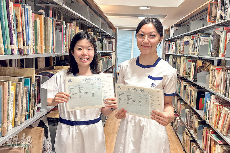 拔萃女書院今年誕生兩名狀元,其中程熹(左)盼赴英國牛津大學計算機科學系,是今屆少數不擬從醫的狀元,羅苡庭(右) 則想留港讀醫。(林樂怡攝)