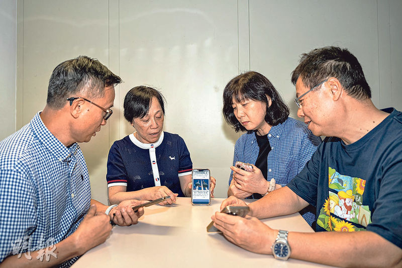 香港理工大學樂齡與家庭研究中心副項目員黃玉嫺（左二）強調中心的理念是輕鬆學習，退休之後不應再給自己太大壓力。戴永明（左一）、鄭秀容（右二）和李景輝（右一）皆是中心學員。（徐君浩攝）