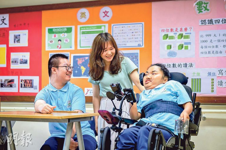 DSE 2026｜肌萎生一卷戰4.5小時 苦撐流淚老師代抹 側卧兩指答卷 冀升讀心理學課程